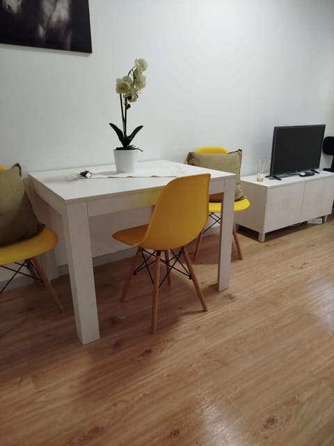 Communal lounge/ TV room, TV and multimedia, Living room, Seating area, Dining area