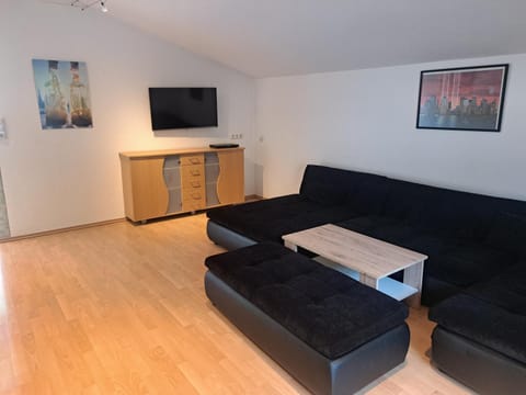 Communal lounge/ TV room, Living room, Seating area, Evening entertainment