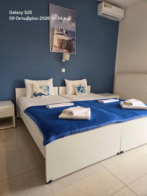 Bed, Bedroom, towels, air conditioner