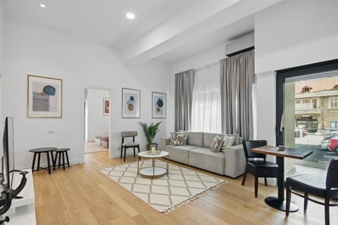 TV and multimedia, Living room, Seating area, Dining area, air conditioner