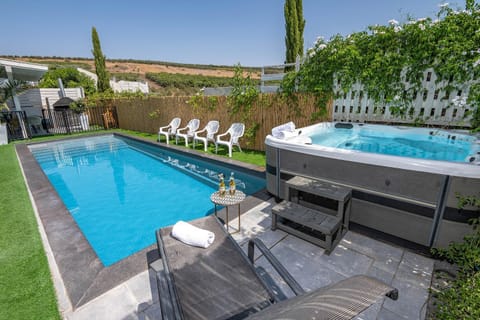 Hot Tub, Swimming pool
