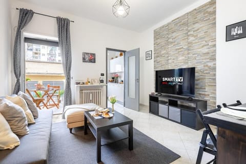Communal lounge/ TV room, TV and multimedia, Living room, Seating area, Dining area