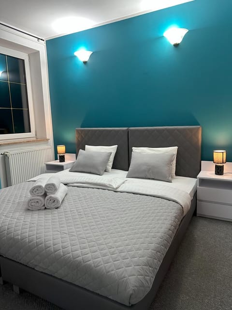 Property building, Bed, Photo of the whole room, Bedroom, towels