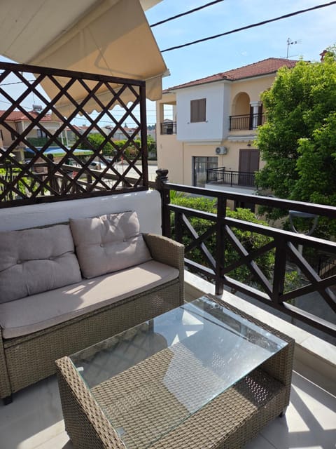 View (from property/room), Balcony/Terrace, Living room