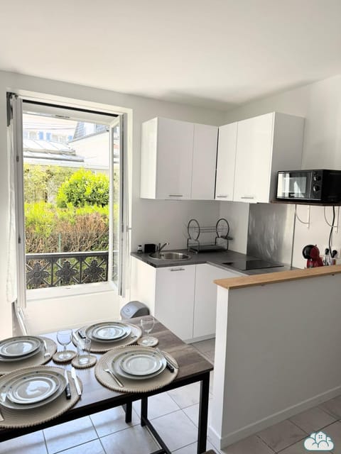 Coffee/tea facilities, Kitchen or kitchenette, Dining area, stove