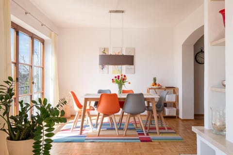 Seating area, Dining area