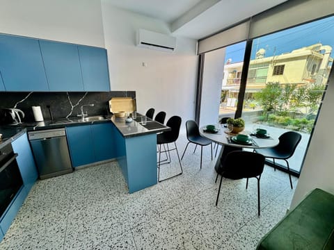 Kitchen or kitchenette, Living room, Seating area, Dining area, minibar, oven, stove