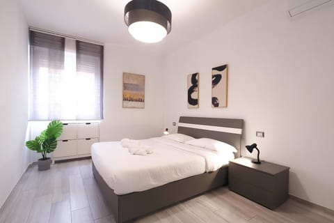 Bed, Bedroom, towels, air conditioner