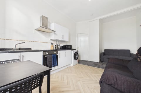 West End Traditional Flat with Free Parking Apartment in Glasgow