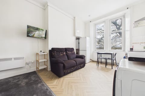 West End Traditional Flat with Free Parking Apartment in Glasgow