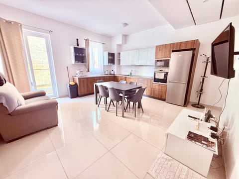 TV and multimedia, Kitchen or kitchenette, Living room, Seating area, Dining area, dishwasher, oven, toaster