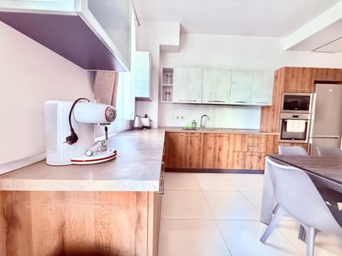 Kitchen or kitchenette, Dining area, dishwasher, oven, toaster
