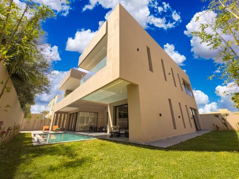 Property building, Day, Garden, Garden view, Pool view, Swimming pool, sunbed
