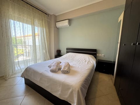 Bed, Photo of the whole room, Bedroom, towels, air conditioner