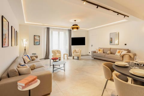 Communal lounge/ TV room, TV and multimedia, Living room, Seating area, Evening entertainment