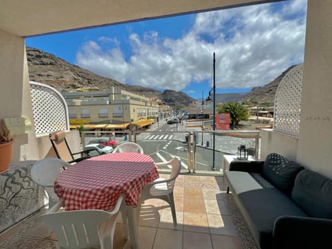 View (from property/room), Balcony/Terrace, Seating area, Dining area, Mountain view