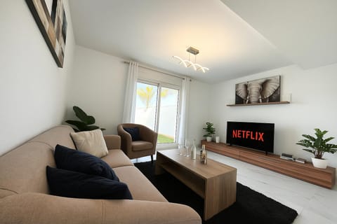 TV and multimedia, Living room, Evening entertainment