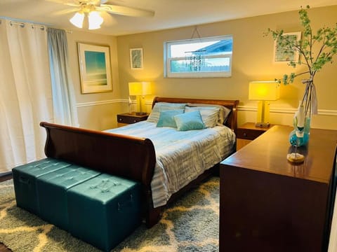 Bed, Photo of the whole room, Seating area, Bedroom