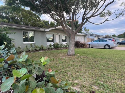 Property building, Facade/entrance, Garden, Garden view, Parking