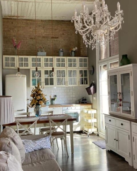 Kitchen or kitchenette, Dining area