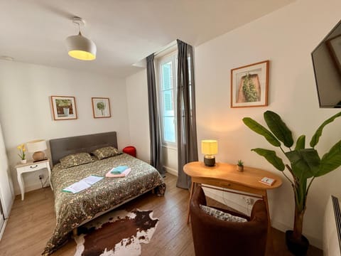Bed, TV and multimedia, Photo of the whole room, Bedroom