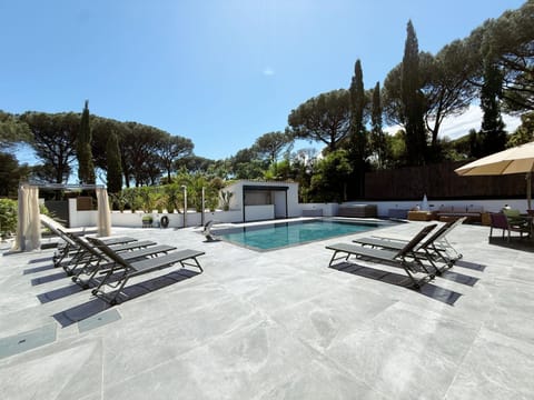 Swimming pool, sunbed