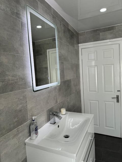 Beachside Home-Pizza Oven & Bar Close To Beach and Town House in Wyre District