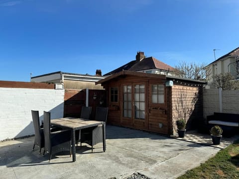 Beachside Home-Pizza Oven & Bar Close To Beach and Town House in Wyre District