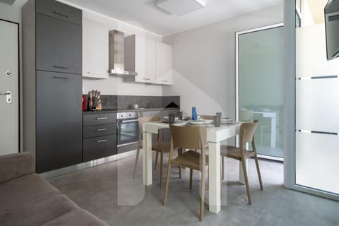 Kitchen or kitchenette, Living room, Dining area, oven