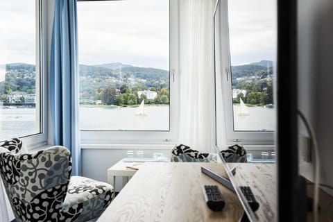 TV and multimedia, View (from property/room), Seating area, Lake view