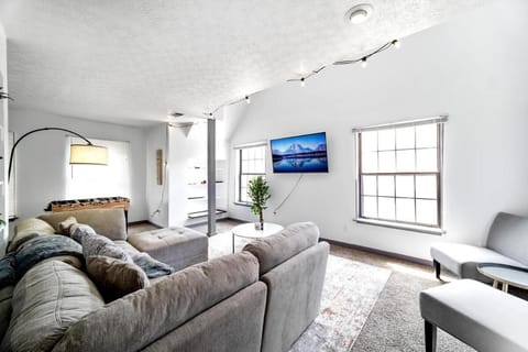 Communal lounge/ TV room, TV and multimedia, Living room, Seating area, Evening entertainment
