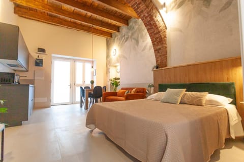 Communal lounge/ TV room, Bed, TV and multimedia, Kitchen or kitchenette, Living room, Photo of the whole room, Bedroom