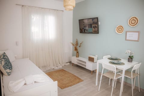 Bed, TV and multimedia, Seating area