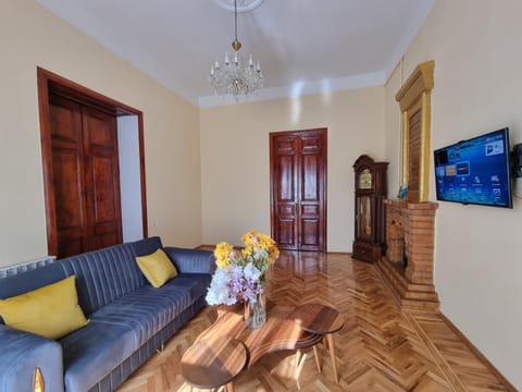 Communal lounge/ TV room, TV and multimedia, Living room, Seating area, Evening entertainment