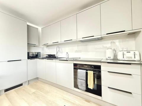 Modern 2-Bed Apartment, Sleeps 5, Free Parking, Netflix, New built Apartment in Cherwell District