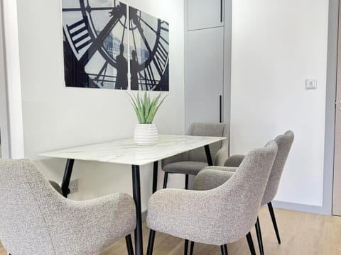 Modern 2-Bed Apartment, Sleeps 5, Free Parking, Netflix, New built Apartment in Cherwell District