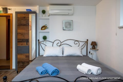 Bed, Photo of the whole room, Bedroom, air conditioner