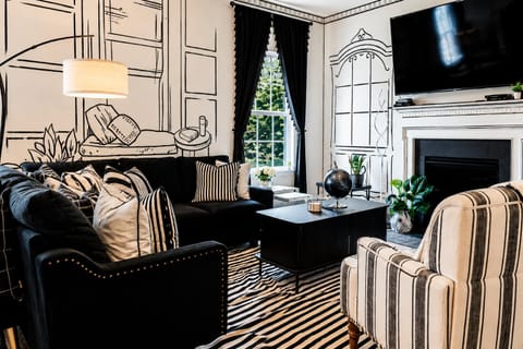 TV and multimedia, Living room, Decorative detail, Seating area, fireplace