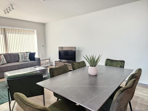 Communal lounge/ TV room, TV and multimedia, Living room, Seating area, Dining area, Evening entertainment