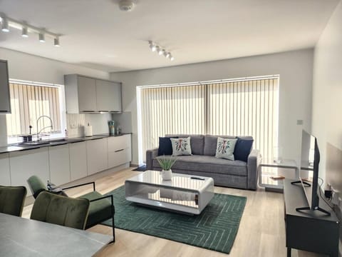 Coffee/tea facilities, Kitchen or kitchenette, Living room, Seating area, Dining area