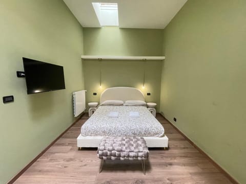 Bed, TV and multimedia, Photo of the whole room, Bedroom, towels