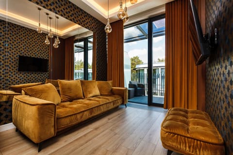 TV and multimedia, Living room, Seating area, Evening entertainment