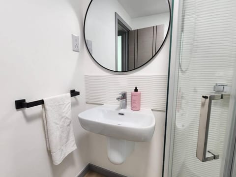 Modern 1-bed Apartment, Sleeps 4, Free Parking, Netflix, WiFi, New build Apartment in Cherwell District