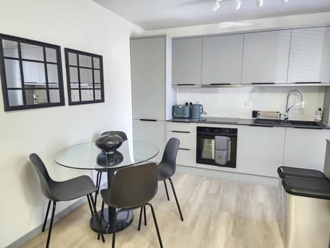 Modern 1-bed Apartment, Sleeps 4, Free Parking, Netflix, WiFi, New build Apartment in Cherwell District