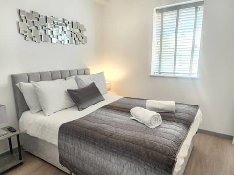 Modern 1-bed Apartment, Sleeps 4, Free Parking, Netflix, WiFi, New build Apartment in Cherwell District