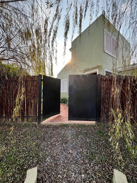 Facade/entrance, Day, Garden