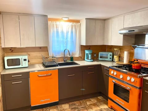 Coffee/tea facilities, Kitchen or kitchenette, dishwasher, microwave, oven, stove, toaster