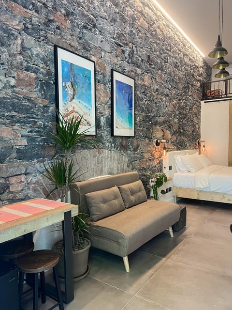 Bed, Photo of the whole room, Seating area