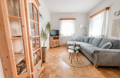 TV and multimedia, Living room, Seating area, Evening entertainment