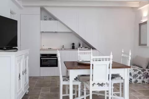 Kitchen or kitchenette, Dining area, oven, stove